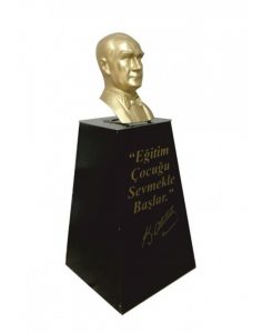 Tabii,-iste-istediginiz-Gibi: Okul Atatürk Büstü